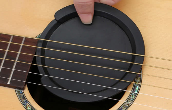 Для игры на гитаре штучка. Как называются заглушки для струн на гитаре. Монетка для гитары как называется.