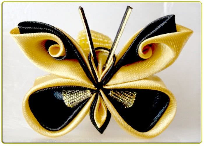 Бабочка из атласной ленты своими руками. Бабочки канзаши. Бабочка канзаши мастер класс. Бабочки в стиле канзаши. Бабочка из атласной ленты.